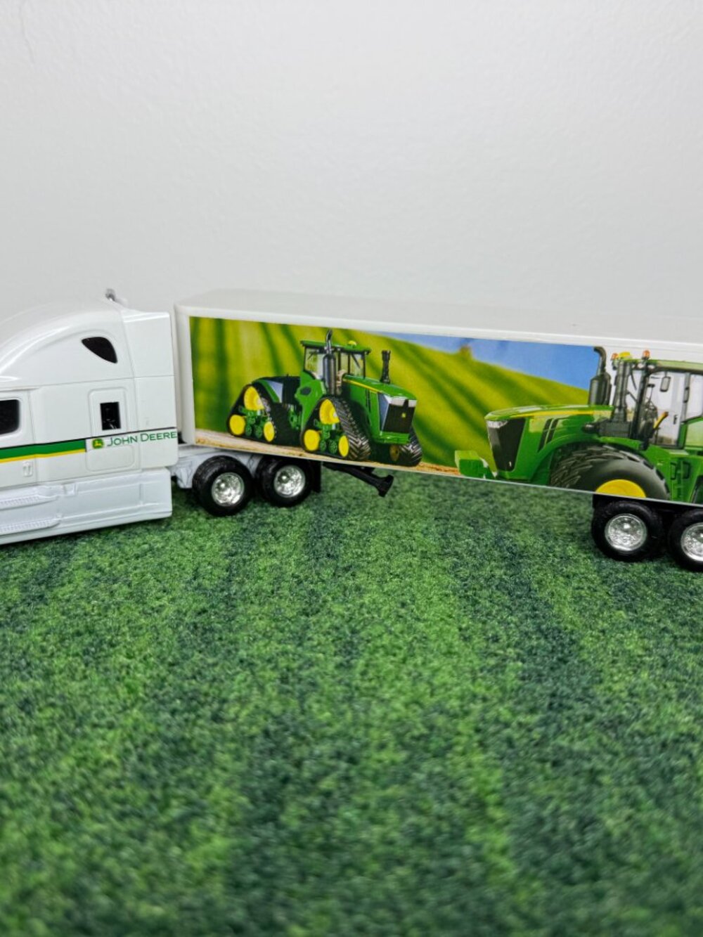 ERTL 1:64 Scale John Deer Freightliner Semi Toy Trailer